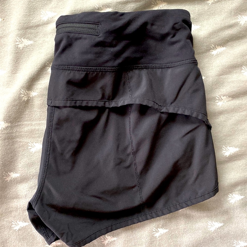 Woman’s black lululemon speed up shorts